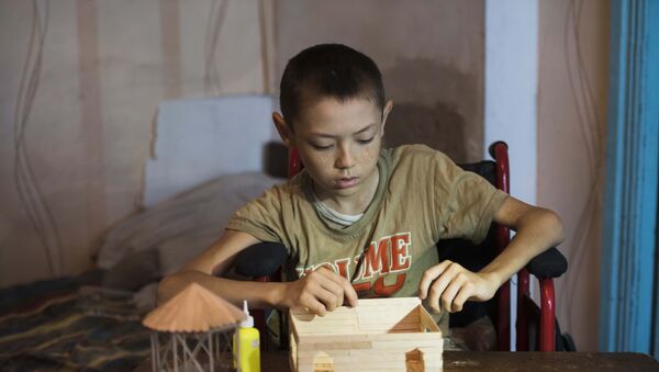 12-летний инвалид Тилек Алтымышов, который делает игрушки из спичек и палочек от мороженого - Sputnik Кыргызстан