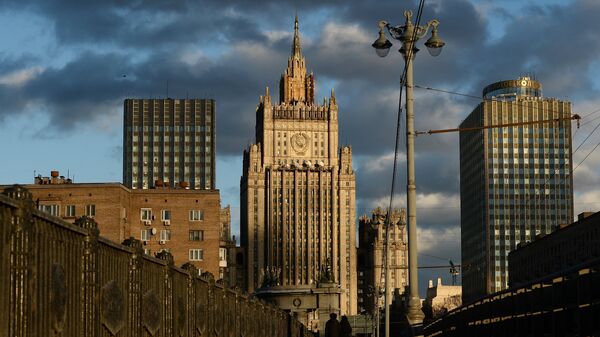 Вид на здание Министерства иностранных дел Российской Федерации с Бородинского моста в Москве. Архивное фото - Sputnik Кыргызстан