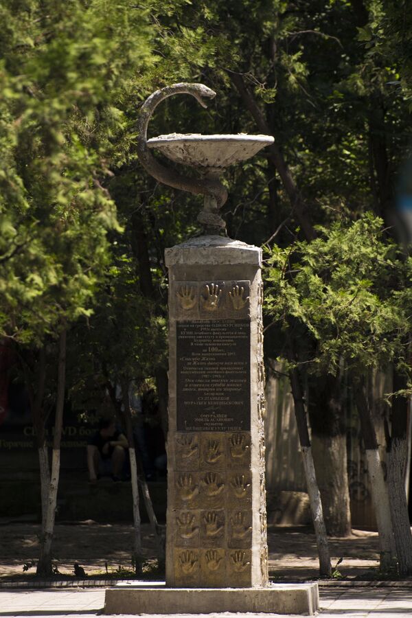 Памятник Однокурсникам в Бишкеке - Sputnik Кыргызстан