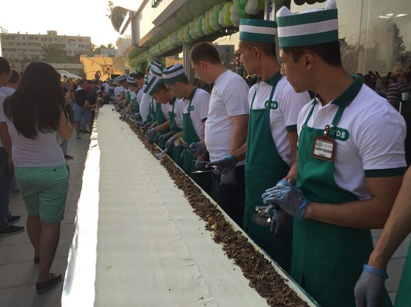 Приготовление гигантской 15-метровой шаурмы на Алайском базаре в Ташкенте - Sputnik Кыргызстан