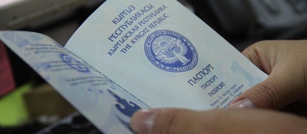 Паспорт гражданина Кыргызской Республики в руках мужчины. Архивное фото - Sputnik Кыргызстан