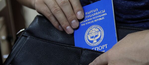 Паспорт гражданина Кыргызской Республики в руках мужчины. Архивное фото Паспорт гражданина Кыргызской Республики в руках мужчины. Архивное фото - Sputnik Кыргызстан