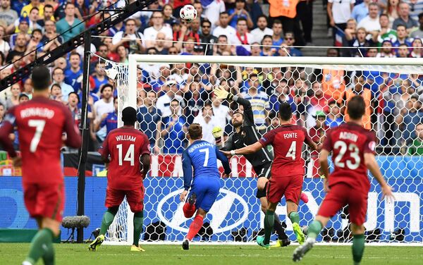 Вратарь Португалии Руи Патрисио отбивает мяч во время финального футбольного матча чемпионата Европы 2016 года между Францией и Португалией на Стад де Франс в Сен-Дени - Sputnik Кыргызстан