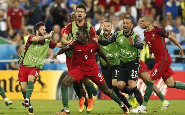 Португальские футболисты отмечают гол Эдера во время финального футбольного матча Евро- 2016 между сборными Португалии и Франции в Марселе. - Sputnik Кыргызстан