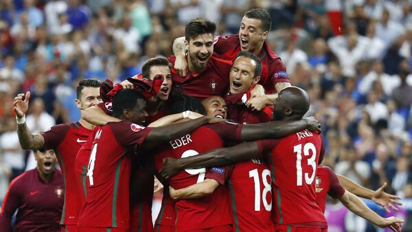 Игроки сборной Португалии радуются победе в финальном матче чемпионата Европы по футболу - 2016 между сборными командами Португалии и Франции. - Sputnik Кыргызстан