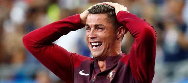 Португалец Криштиану Роналду радуется победе в финальном матче чемпионата Европы по футболу - 2016 между сборными командами Португалии и Франции. - Sputnik Кыргызстан