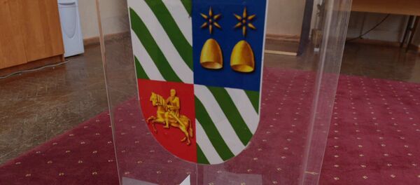 Урна с бюллетенями референдума о досрочных выборах президента Абхазии на избирательном участке. - Sputnik Кыргызстан