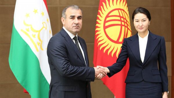 Двусторонняя встреча генпрокурора КР Индиры Джолдубаевой с главой таджикского надзорного органа Юсуфом Рахмоном - Sputnik Кыргызстан