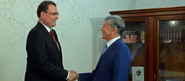 Алмазбек Атамбаев Швейцария Улуттук банкынын төрагасы Томас Йорданды кабыл алуу учурунда - Sputnik Кыргызстан