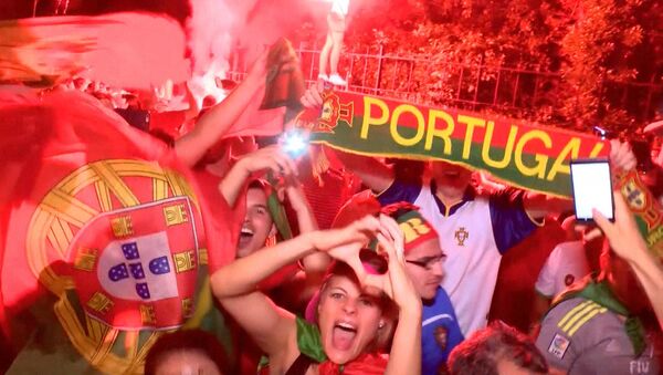 Ликующие португальцы и грустные французы в Париже после финала Евро-2016 - Sputnik Кыргызстан