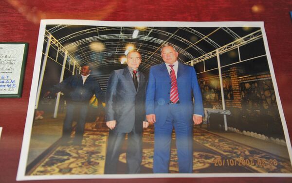 Шымкентский бизнесмен Тохтар Тулешов и беглый президент КР Курманбек Бакиев - Sputnik Кыргызстан