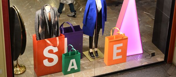 Женщина у витрины магазина. Архивное фото - Sputnik Кыргызстан