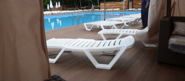 Пустые шезлонги у бассейна. Архивное фото Пустые шезлонги у бассейна. Архивное фото - Sputnik Кыргызстан