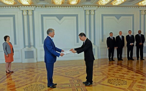 Атамбаев пожелал главам дипломатических миссий плодотворной и эффективной работы в Кыргызстане. - Sputnik Кыргызстан