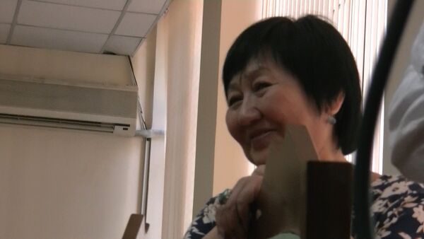 Попытка наброситься на адвоката и улыбка правозащитницы — суд над Аскаровым - Sputnik Кыргызстан