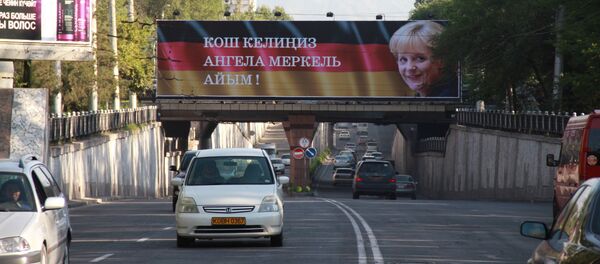 Кош келиңиз, Ангела Меркель айым! деп жазылган баннер Кош келиңиз, Ангела Меркель айым! деп жазылган баннер - Sputnik Кыргызстан