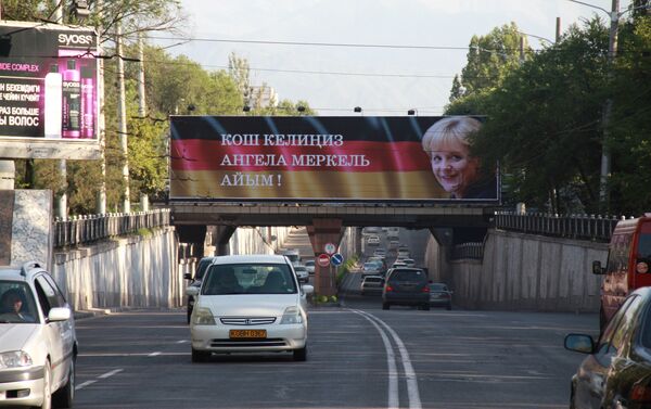 На центральных улицах Бишкека появились баннеры с изображением канцлера ФРГ Ангелы Меркель - Sputnik Кыргызстан