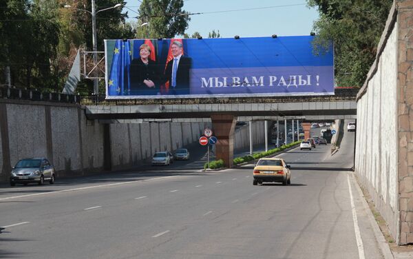 По сообщению пресс-службы мэрии столицы, вывеску баннеров обеспечил муниципалитет - Sputnik Кыргызстан
