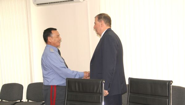 Министр внутренних дел КР Кашкар Джунушалиев и посол России Андрей Крутько во время встречи - Sputnik Кыргызстан