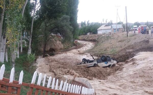 В Баткенской области во вторник прошел мощный сель, который смыл два моста, один грузовик и затопил около 50 земельных участков и огородов - Sputnik Кыргызстан