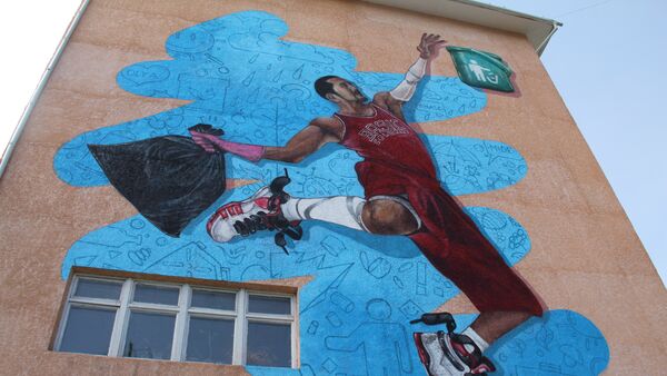 Граффити, призывающее к содержанию города в чистоте, на стене компьютерной гимназии №5 Бишкека - Sputnik Кыргызстан