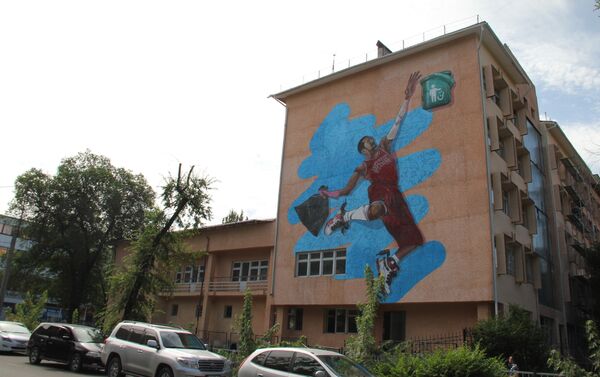 На стенах компьютерной гимназии №5 Бишкека появилось граффити, призывающее к содержанию города в чистоте - Sputnik Кыргызстан