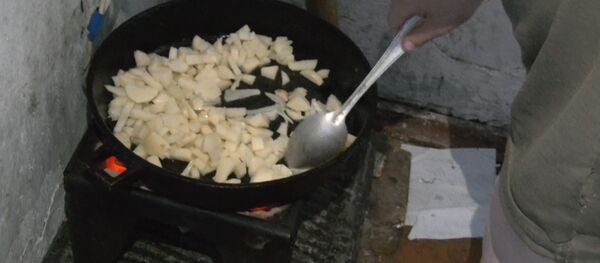 Энесин ала качып кетишкен:6 жашар бала оорулуу таянеси менен бөбөгүнө тамак жасап берет - Sputnik Кыргызстан