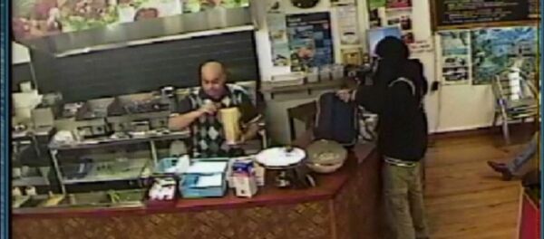 Неудачное ограбление: хозяин кафе проигнорировал мужчину с пистолетом - Sputnik Кыргызстан