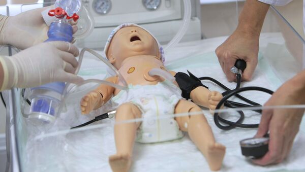 Сотрудники обучающего симуляционного центра демонстрируют симулятор новорожденного. - Sputnik Кыргызстан