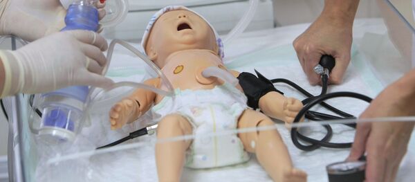 Сотрудники обучающего симуляционного центра демонстрируют симулятор новорожденного. - Sputnik Кыргызстан