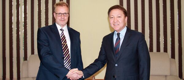 Заместитель министра иностранных дел КР Азамат Усенов во время встречи с почетным консулом КР в Финляндии Петри Олави Нумминеном - Sputnik Кыргызстан