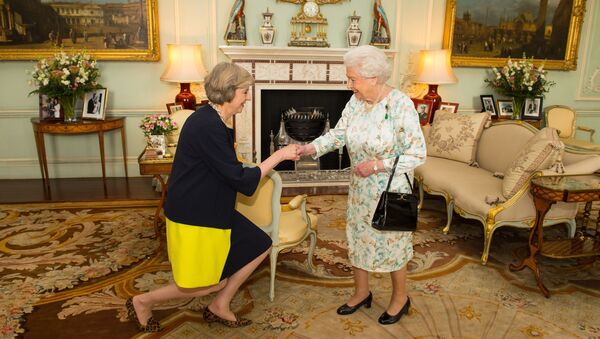 Королева Великобритании Елизавета Вторая во время назначила Терезу Мэй премьер-министром Великобритании - Sputnik Кыргызстан