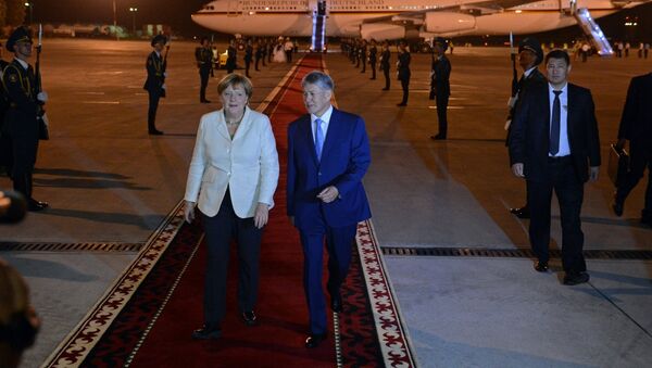 Почетная встреча федерального канцлера Германии Ангелы Меркель президентом КР Алмазбеком Атамбаевым - Sputnik Кыргызстан