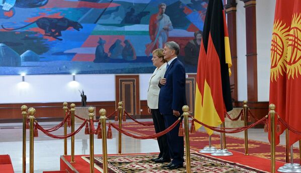 Прибытие федерального канцлера Германии Ангелы Меркель в Кыргызстан - Sputnik Кыргызстан