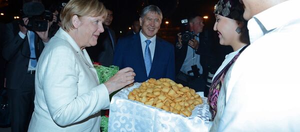 Почетная встреча Федерального канцлера Германии Ангелы Меркель президентом КР Алмазбеком Атамбаевым - Sputnik Кыргызстан