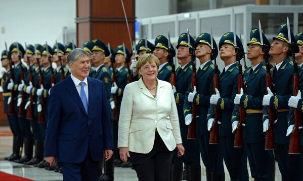 Атамбаев менен Меркель Ардак кароолдун алдында - Sputnik Кыргызстан