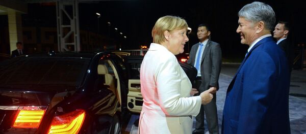 Почетная встреча Федерального канцлера Германии Ангелы Меркель президентом КР Алмазбеком Атамбаевым - Sputnik Кыргызстан