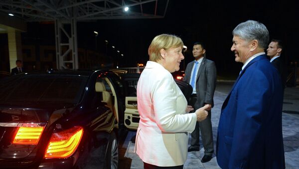 Почетная встреча федерального канцлера Германии Ангелы Меркель президентом КР Алмазбеком Атамбаевым - Sputnik Кыргызстан