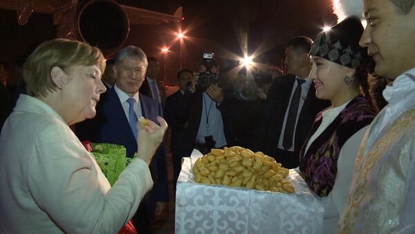 Ангелу Меркель в аэропорту встречали боорсоками и почетным караулом - Sputnik Кыргызстан