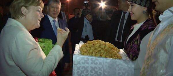 Ангела Меркелди аба майдандан кучак толо гүл жана боорсок менен тосуп алышты - Sputnik Кыргызстан