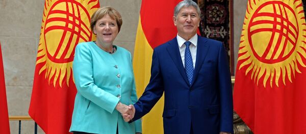Канцлер ФРГ Ангела Меркель во время встречи с президентом КР Алмазбеком Атамбаевым Канцлер ФРГ Ангела Меркель во время встречи с президентом КР Алмазбеком Атамбаевым - Sputnik Кыргызстан