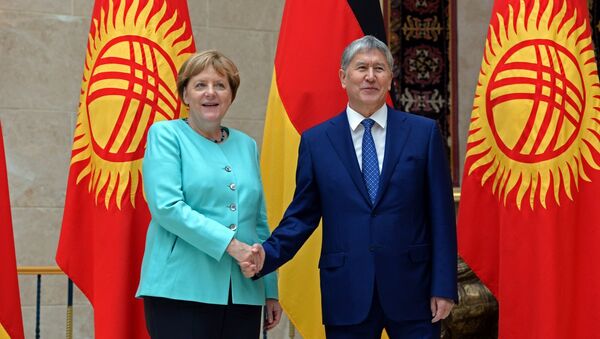 Канцлер ФРГ Ангела Меркель во время встречи с президентом КР Алмазбеком Атамбаевым - Sputnik Кыргызстан