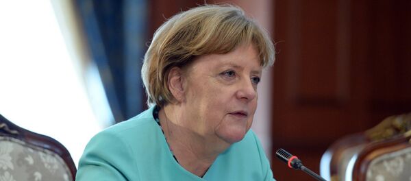 Германия канцлери Ангела Меркель  Атамбаев менен биргеликте өткөргөн маалымат жыйыны учурунда - Sputnik Кыргызстан