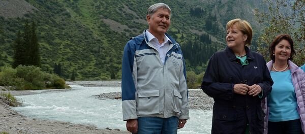 Семья Атамбаевых прогулялась с Меркель по парку Ала-Арча Семья Атамбаевых прогулялась с Меркель по парку Ала-Арча - Sputnik Кыргызстан