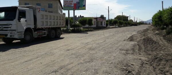 Большегрузная машина на месте реконструкции автодороги Балыкчи — Корумду - Sputnik Кыргызстан