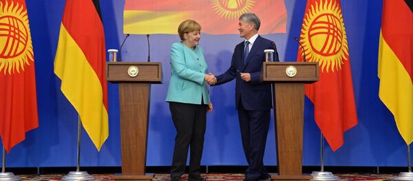 Президент КР Алмазбек Атамбаев во время совместной пресс-конференции с канцлером Германии Ангелой Меркель Президент КР Алмазбек Атамбаев во время совместной пресс-конференции с канцлером Германии Ангелой Меркель - Sputnik Кыргызстан