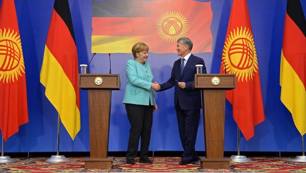 Президент КР Алмазбек Атамбаев во время совместной пресс-конференции с канцлером Германии Ангелой Меркель - Sputnik Кыргызстан