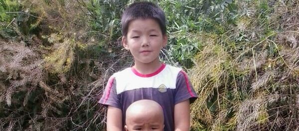 Семилетний Байэль и трехлетний Бекназар, которого он спас - Sputnik Кыргызстан