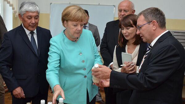 Федеральный канцлер Германии Ангела Меркель во время посещения кыргызского государственного технического университета - Sputnik Кыргызстан
