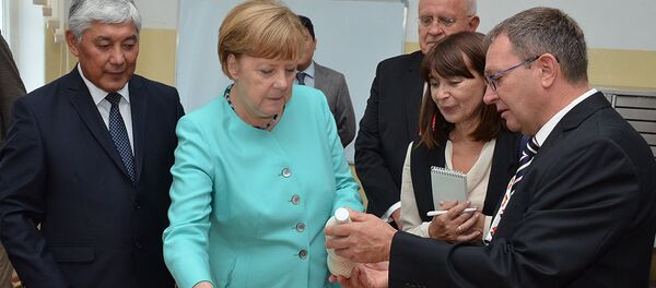 Федеральный канцлер Германии Ангела Меркель во время посещения кыргызского государственного технического университета - Sputnik Кыргызстан